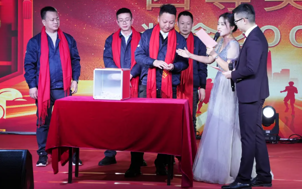 黄石BetMGM官网2024年终晚会：凝心聚力，共创鲜丽！