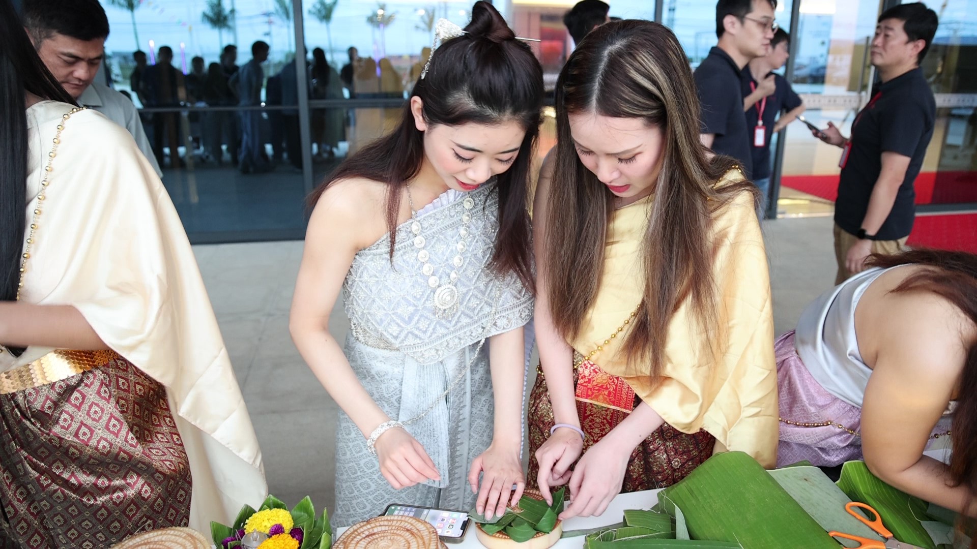 巧手翻飞，把欢乐折进水灯里